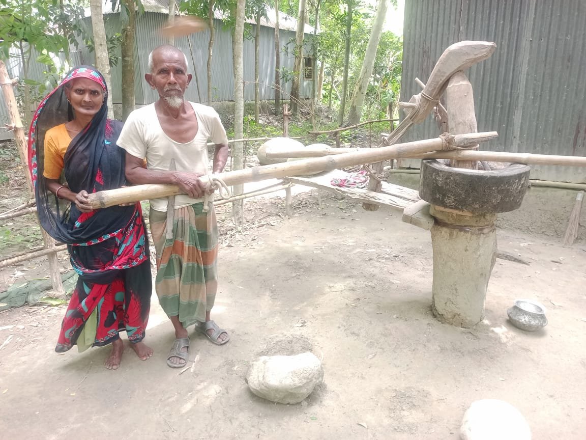 সিরাজগঞ্জে  ফাঁকাস্হানে গরুর পরিবর্তে কাঁধে জোঁয়াল নিয়ে কাঠের  ঘানী টেনে সংসার পরিচালনা করছেন আকবর- মমতা পরিবার
