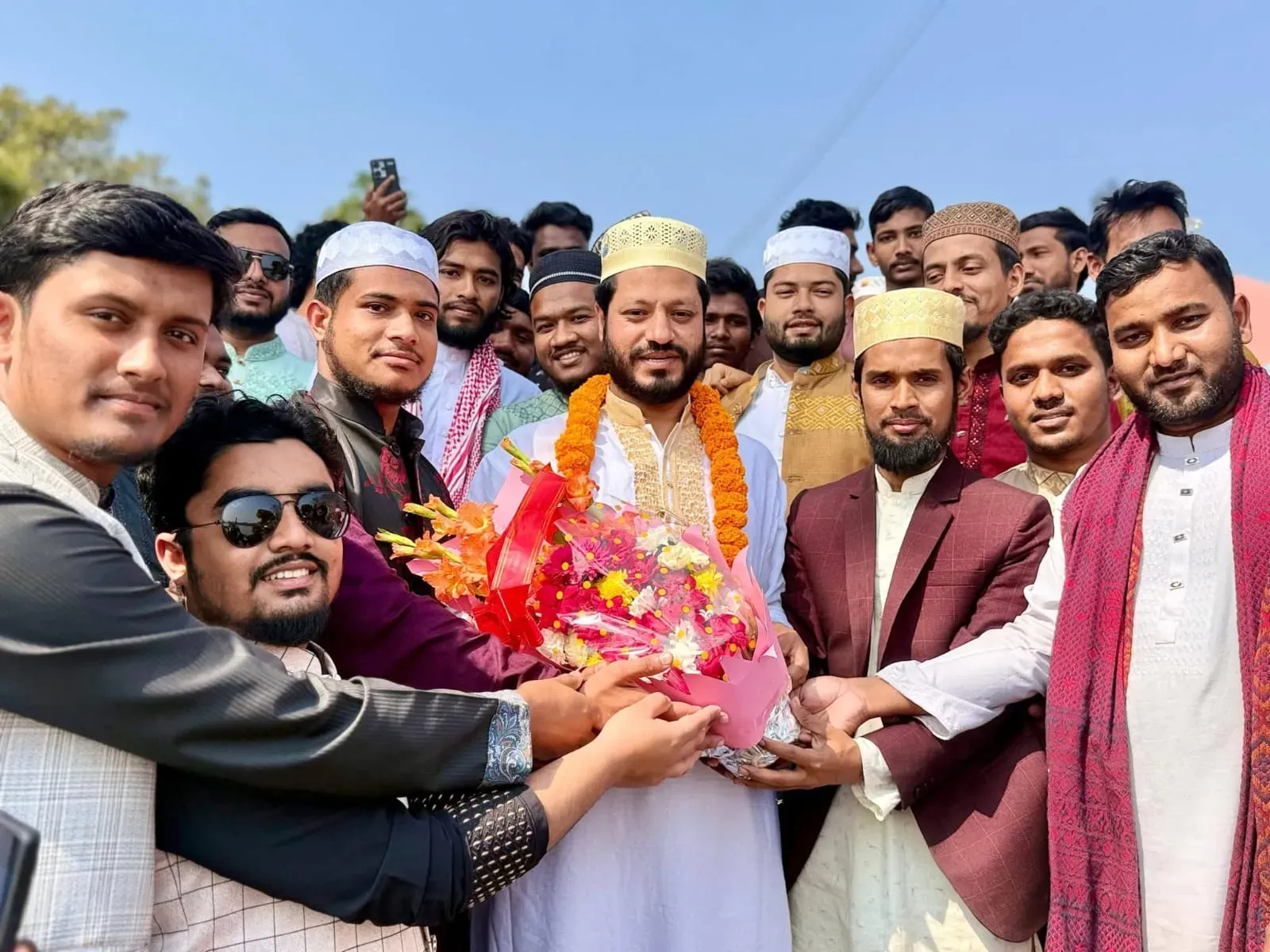 বাগেরহাট-২ আসনের নবনির্বাচিত এমপি শেখ মনজুরুল হক রাহাতকে বরণ
