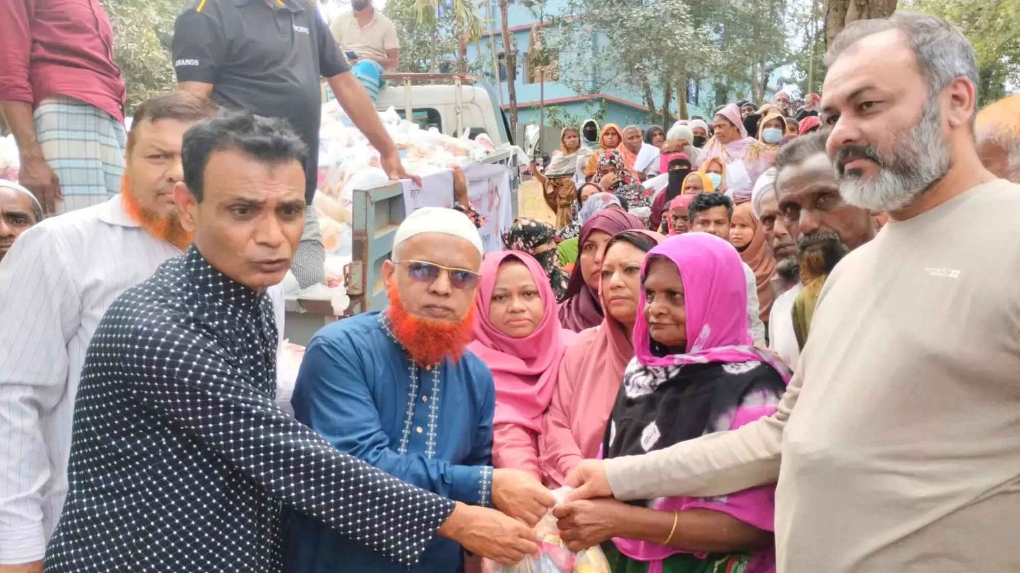 ভালুকায় প্রতি বছরের ন্যায় ঈদ উপহার সামগ্রী নিয়ে পৌরবাসীর পাশে আলহাজ্ব হাতেম খান