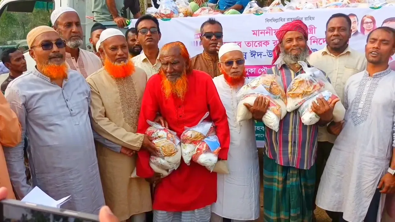 ভালুকায় তারেক রহমানের নির্দেশে পৌর বিএনপির আহবায়ক আলহাজ্ব হাতেম খানের ঈদ উপহার সামগ্রী বিতরণ