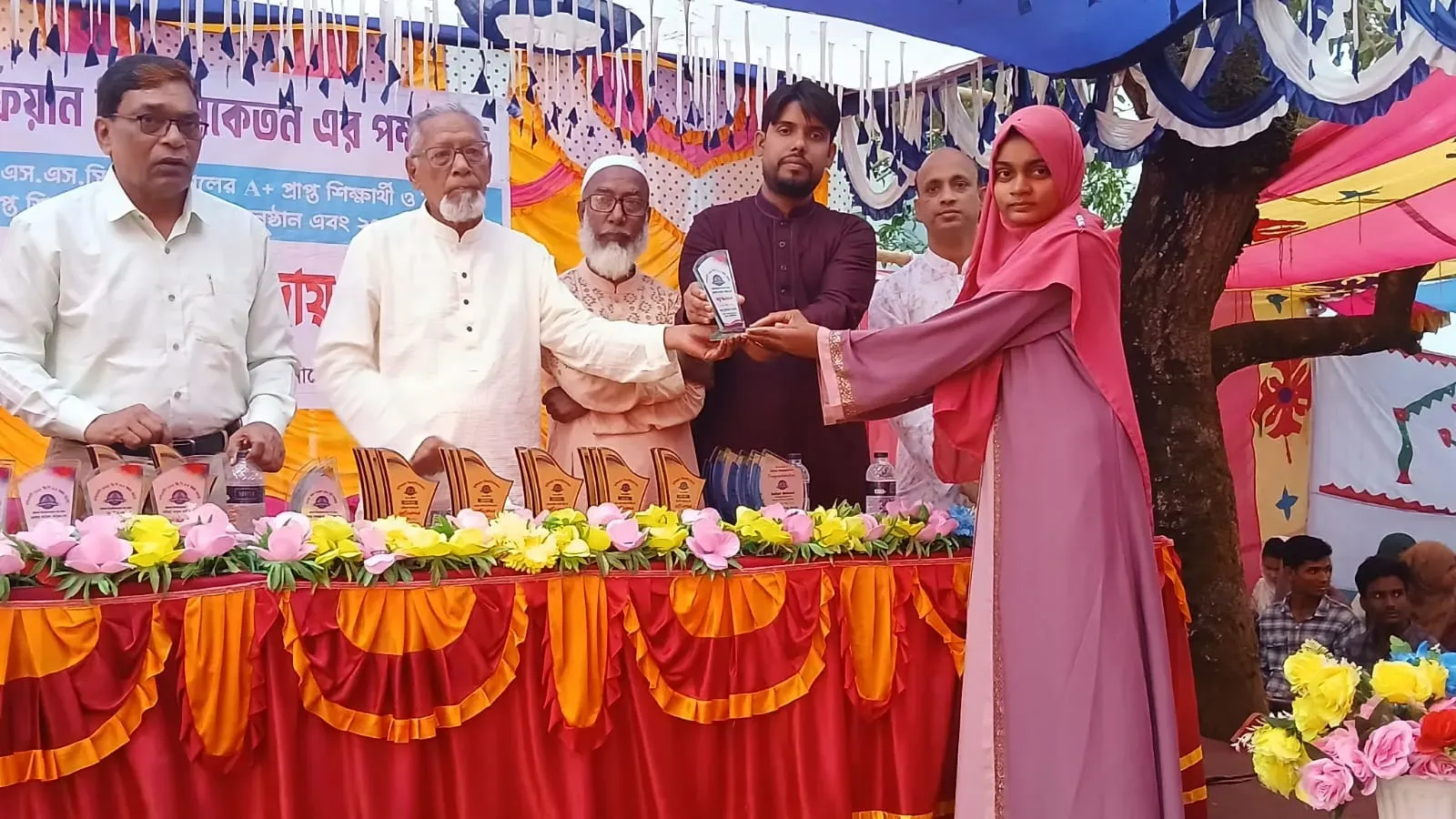 নাচোলে সুফিয়ান বিদ্যানিকেতনে কৃতি শিক্ষার্থীদের সংবর্ধনা ও ক্রেস্ট প্রদান