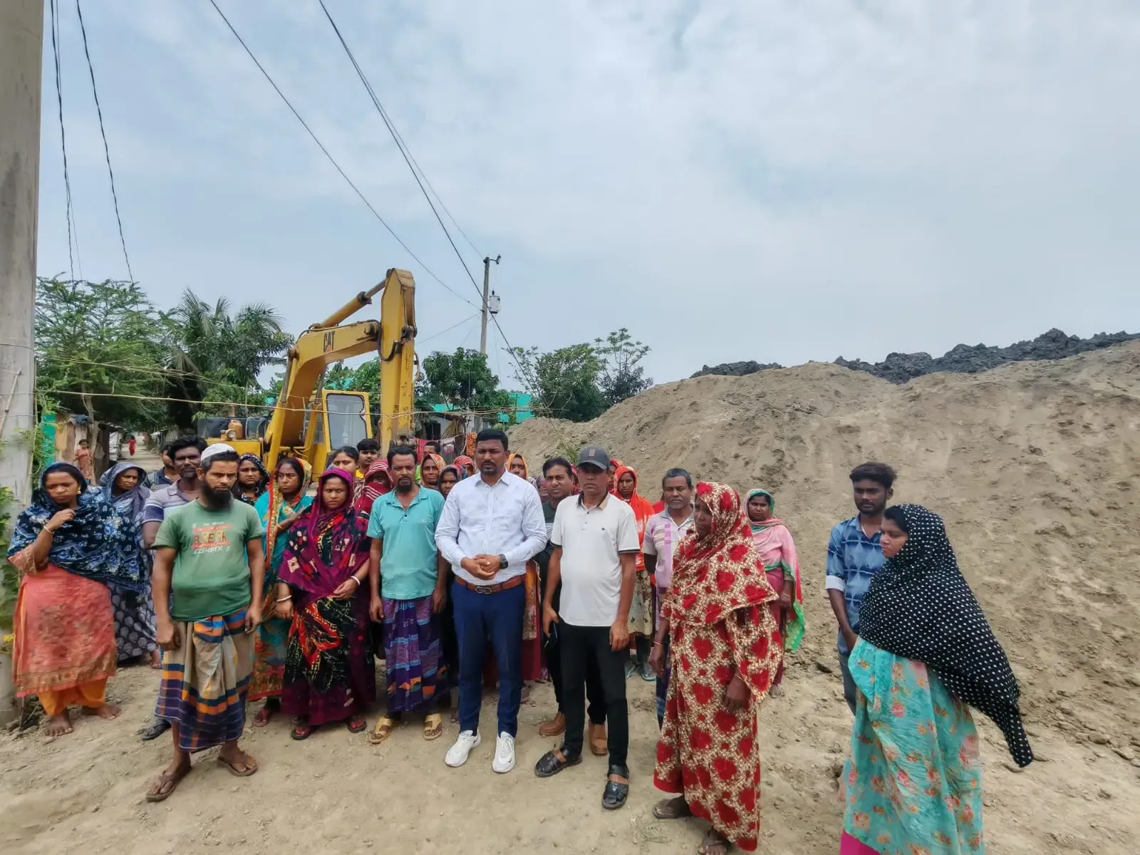 ডুমুরিয়ায় আশ্রয় প্রকল্পের ঘরে থাকা অসহায় মানুষেরা মাটির ভিতরে পরে মারা যেতে পারে বলে আশঙ্কা
