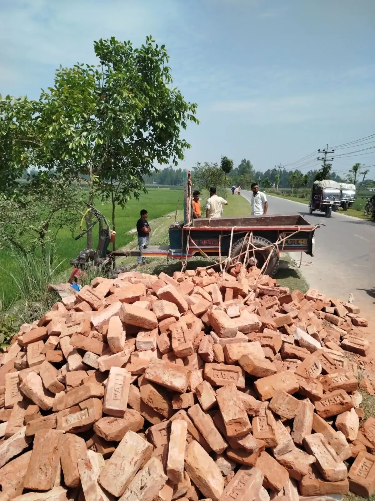 ফুলবাড়ীতে ইটবোঝাই ট্রলি উল্টে চালকের মর্মান্তিক মৃত্যু