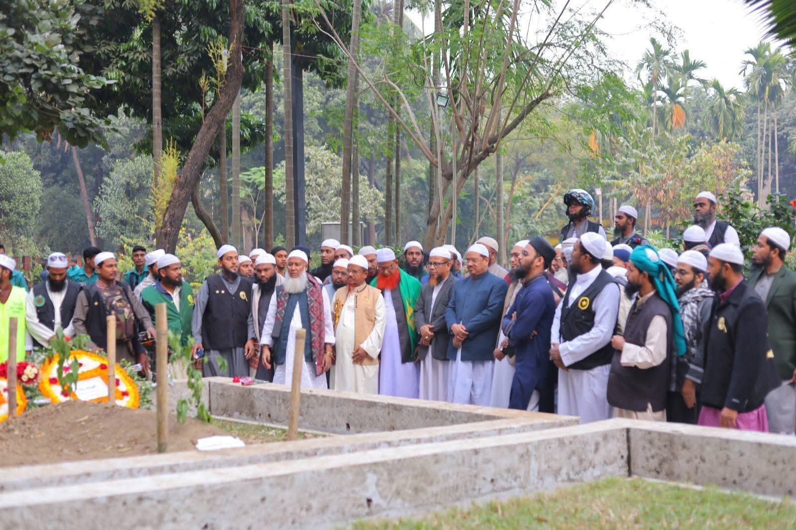 শহীদ ওসমান হাদীর কবরে চরমোনাই পীরের শ্রদ্ধাঞ্জলি  বিপ্লবী আত্মত্যাগ স্মরণে আবেগঘন কবর জিয়ারত