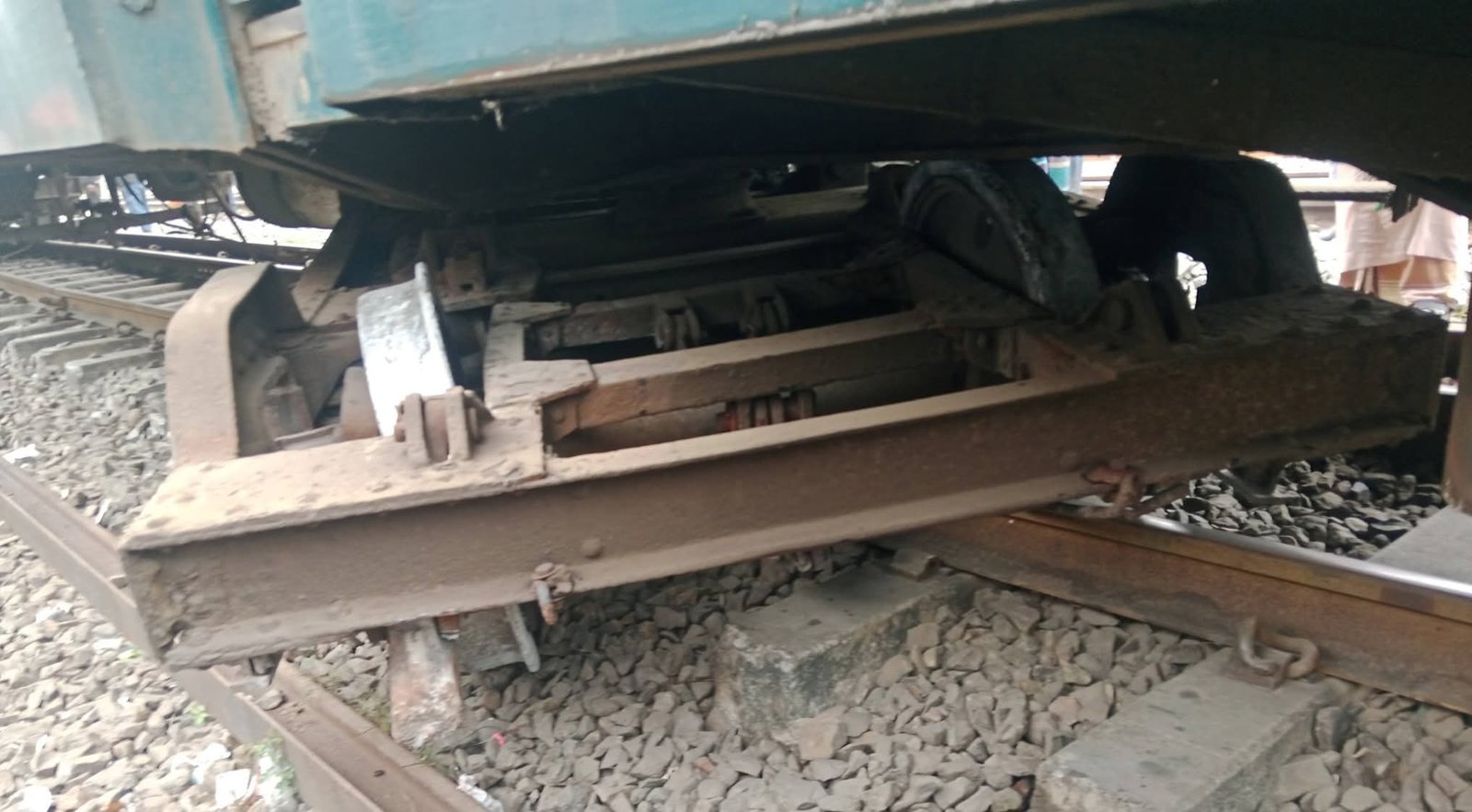 বিমানবন্দর এলাকায় নরসিংদী-ঢাকা কমিউটার ট্রেন লাইনচ্যুত, অল্পের জন্য বড় দুর্ঘটনা থেকে রক্ষা
