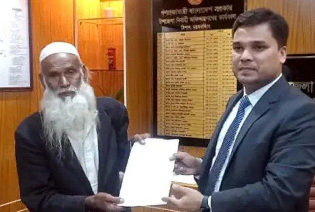ত্রিশালে মনোনয়নপত্র জমা দিলেন ৭১ বছর বয়সী আবুল মুনসুর