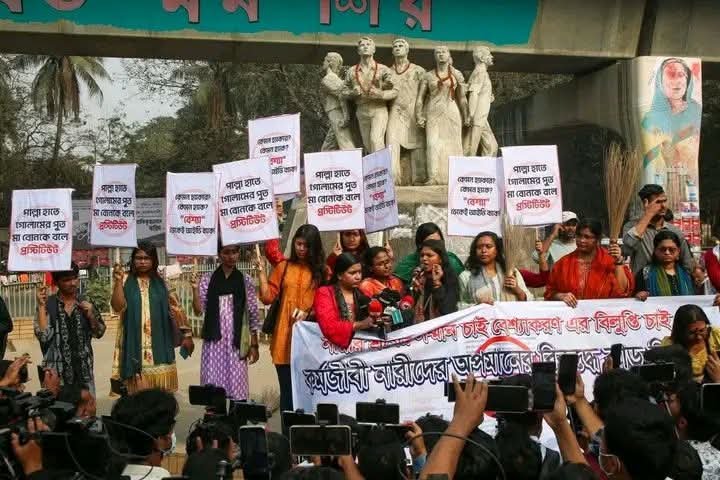 কর্মজীবী নারীদের অবমাননার প্রতিবাদে ঢাবিতে ঝাড়ু মিছিল  জামায়াতের রাজনীতি ‘নারীবিদ্বেষী ও পশ্চাদমুখী’—বক্তারা