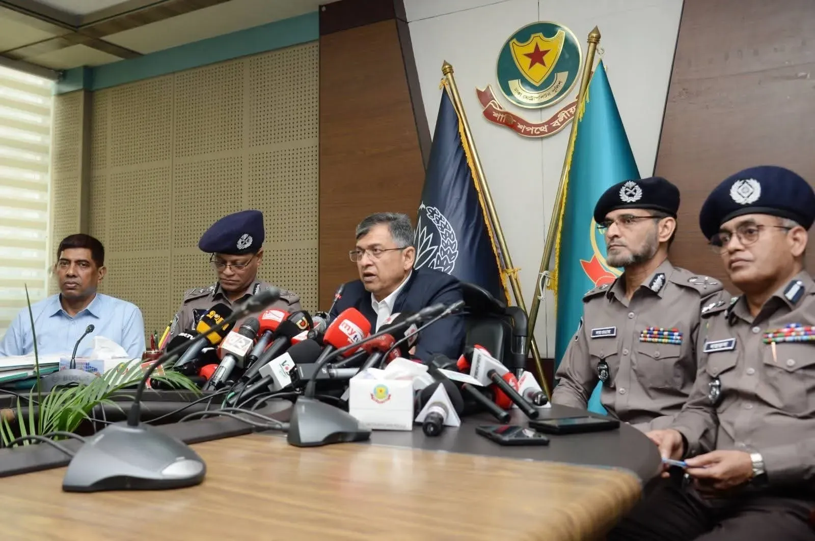 দেশব্যাপী সন্ত্রাসী ও চাঁদাবাজদের বিরুদ্ধে বিশেষ অভিযান শিগগিরই