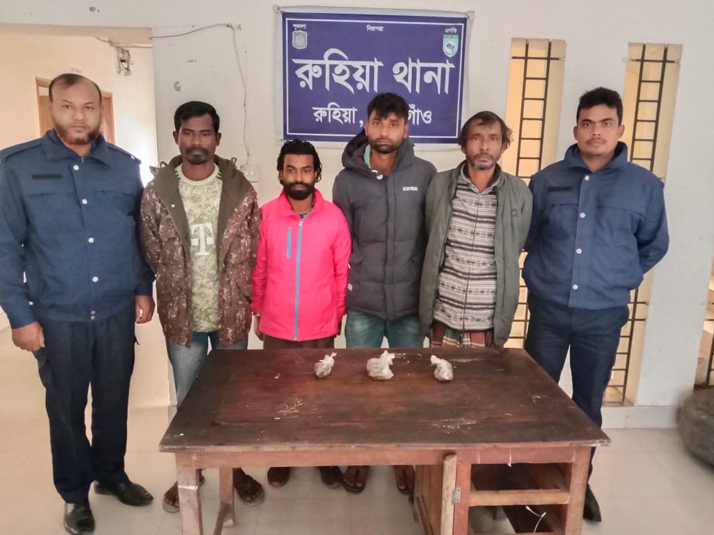 ঠাকুরগাঁওয়ের রুহিয়ায় ১০০ গ্রাম গাঁজাসহ ৪ মাদক কারবারি গ্রেফতার