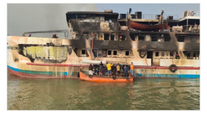 সেন্টমার্টিনগামী জাহাজে আগুন, এক ক্রু নিহত, ১৫ জন উদ্ধার