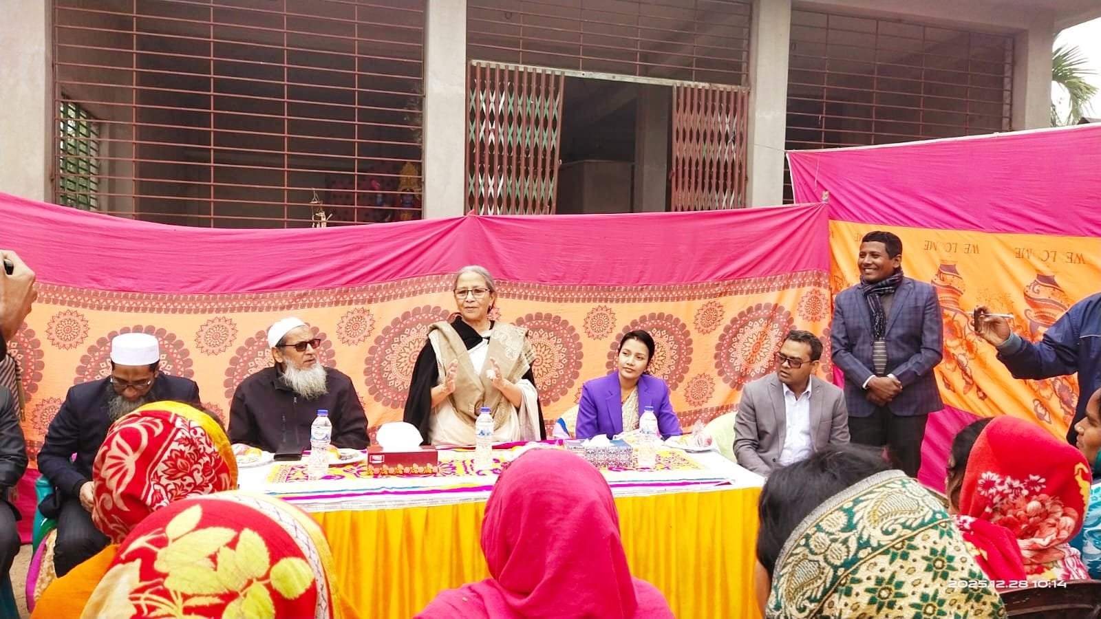ক্লাস্টার পদ্ধতিতে চিংড়ি চাষের সাফল্য দেখতে মৎস্য ও প্রাণিসম্পদ উপদেষ্টা ফরিদা আখতার ডুমুরিয়ায়
