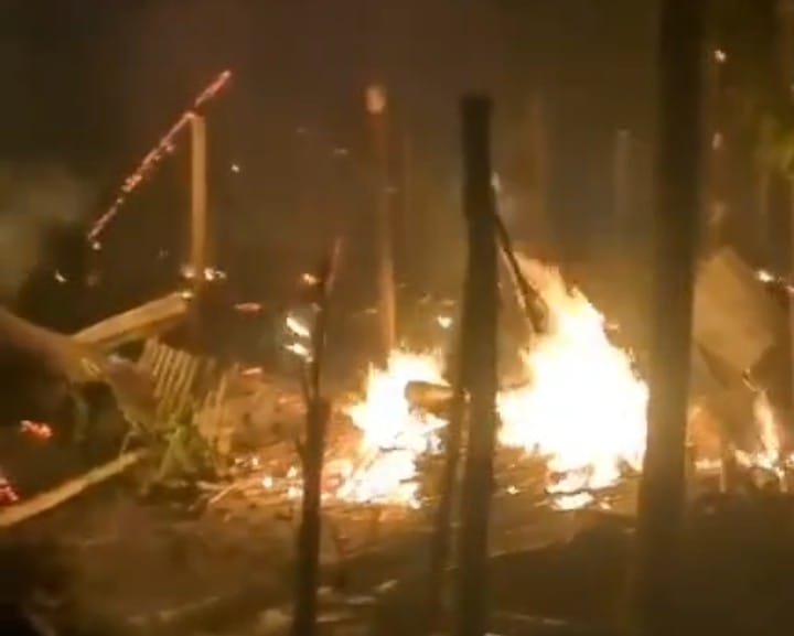 ঠাকুরগাঁওয়ে চুলা থেকে ছড়াল আগুন এক নিমিষেই পুড়ল ২০ ঘর