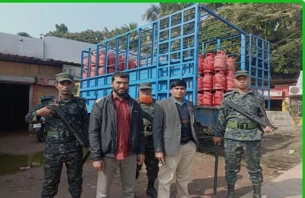 অতিরিক্ত দামে গ্যাস সিলিন্ডার বিক্রি, ২০ হাজার টাকা জরিমান। 