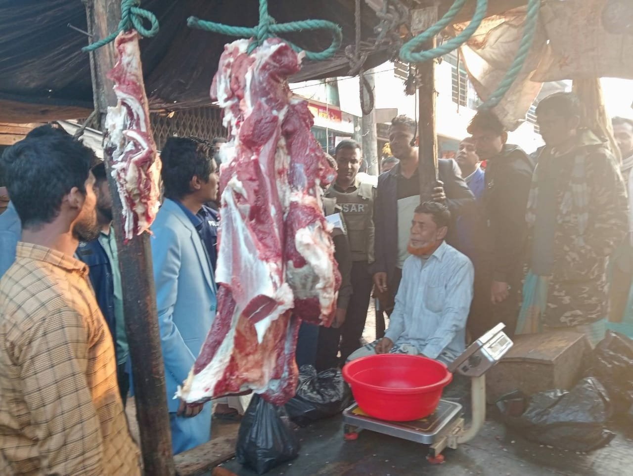চকরিয়ার জিদ্দা বাজারে গরুর মাংস বিক্রির সময় ওজন ও মূল্য নিয়ে কারচুপির অভিযোগে এক মাংস ব্যবসায়ীকে জরিমানা করা হয়েছে।