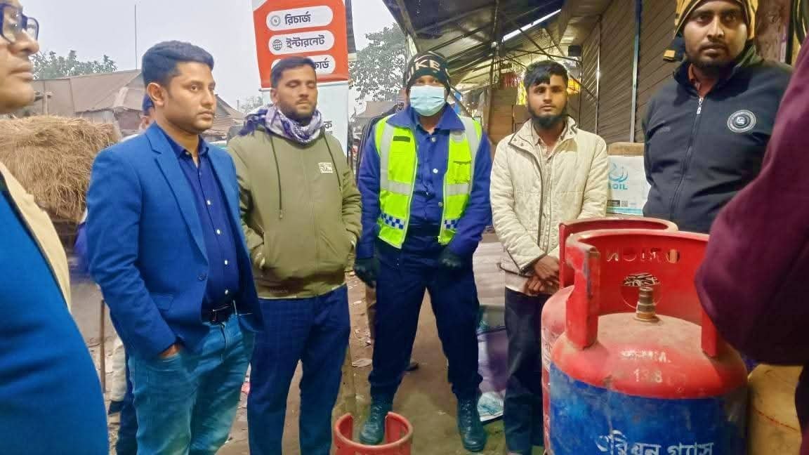 এলপিজির নির্ধারিত মূল্য অমান্য: করিমগঞ্জের নেয়ামতপুর বাজারে ভোক্তা অধিকার আইনে জরিমানা