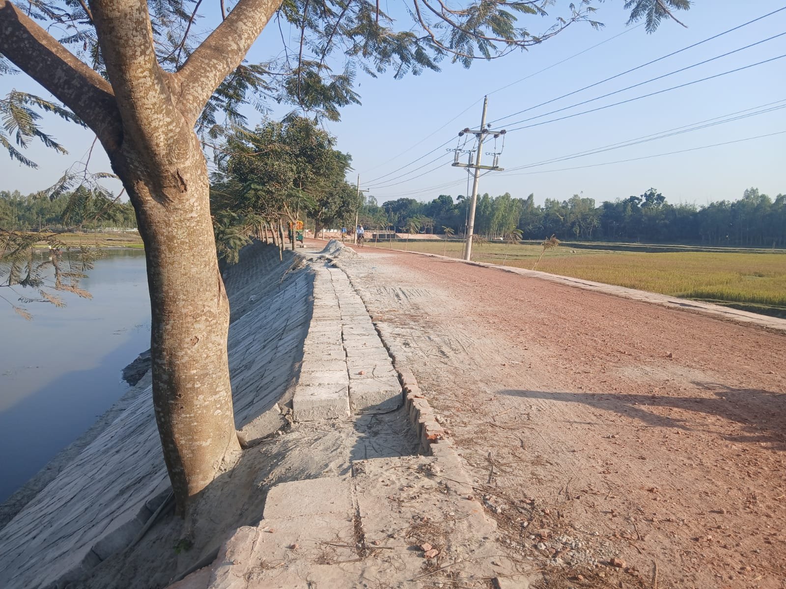 সোনায় মোড়া’ সড়কে সীমাহীন অনিয়ম