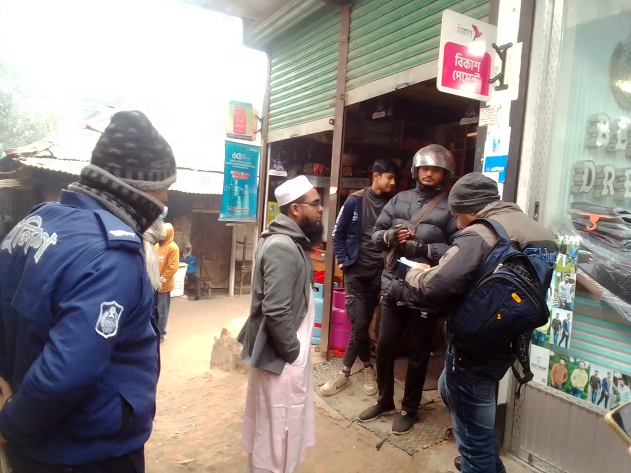 রাণীশংকৈলে অতিরিক্ত দামে গ্যাস বিক্রির দায়ে ভ্রাম্যমাণ আদালতের জরিমানা