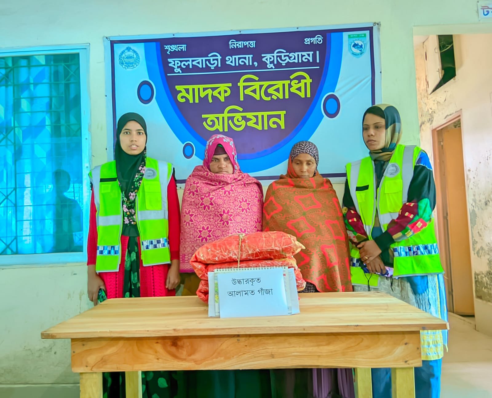 ফুলবাড়ীতে পুলিশের বিশেষ অভিযানে সাড়ে ১২ কেজি গাঁজাসহ ৫ নারী গ্রেফতার