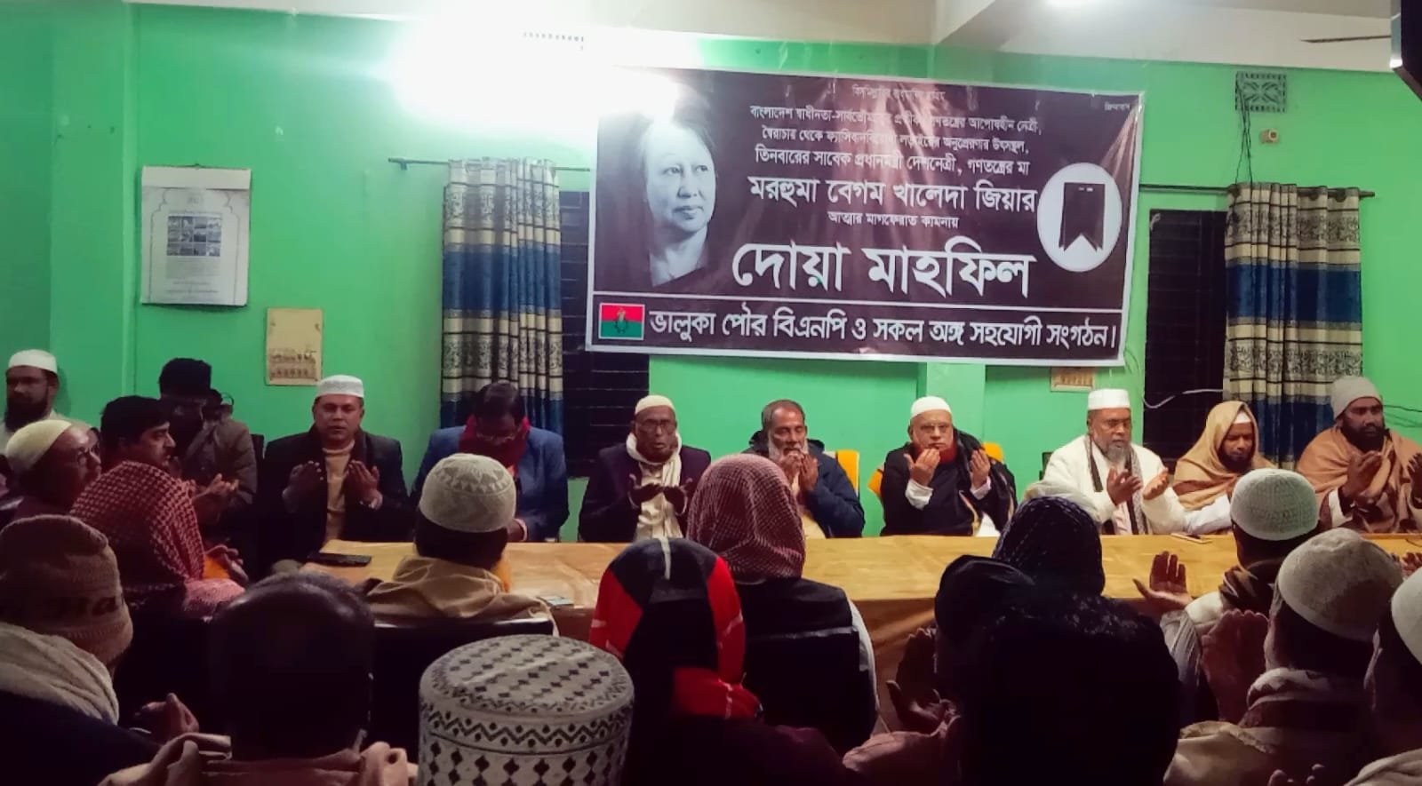 ভালুকায় মরহুমা বেগম খালেদা জিয়ার আত্মার মাগফেরাত কামনায় পৌর বিএনপির মিলাদ ও দোয়া