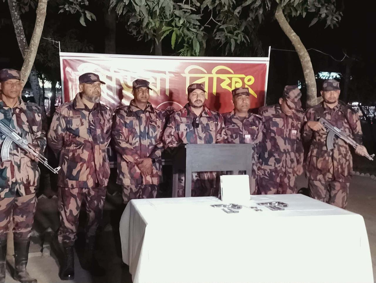 নির্বাচনী উত্তাপে সীমান্তে বিজিবির বড় সাফল্য: দৌলতপুরে মসুরক্ষেত থেকে উদ্ধার দুই বিদেশি পিস্তল ও গুলি