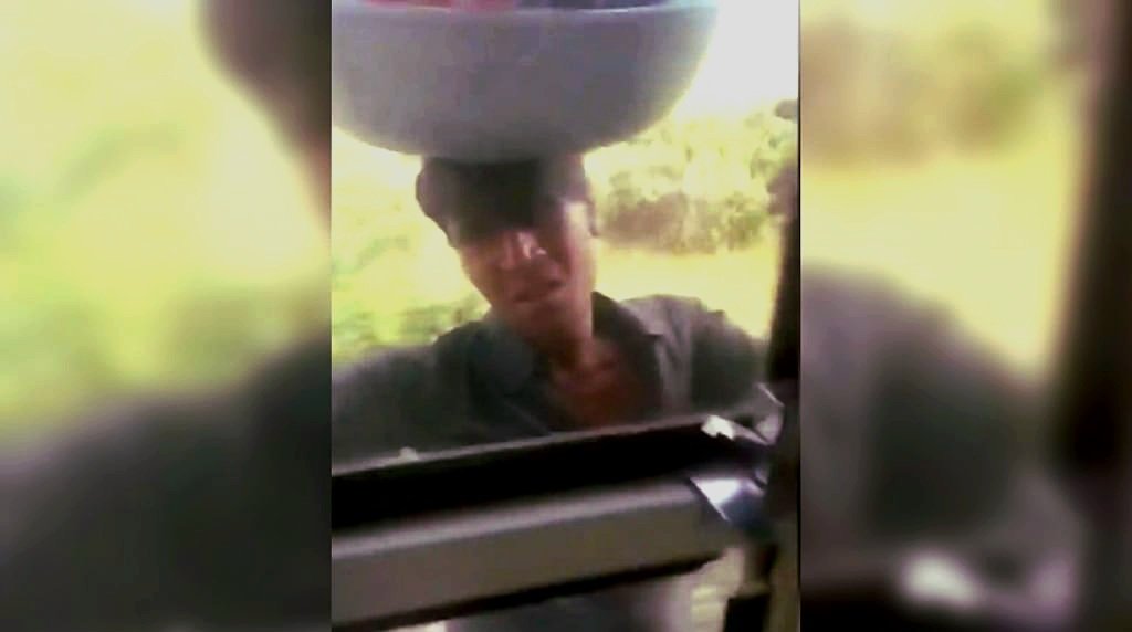 মোহনগঞ্জ এক্সপ্রেসে তালাবদ্ধ দরজায় ঝুলে বাঁচার আকুতি: টিটির অবহেলায় ছিটকে পড়লেন হকার