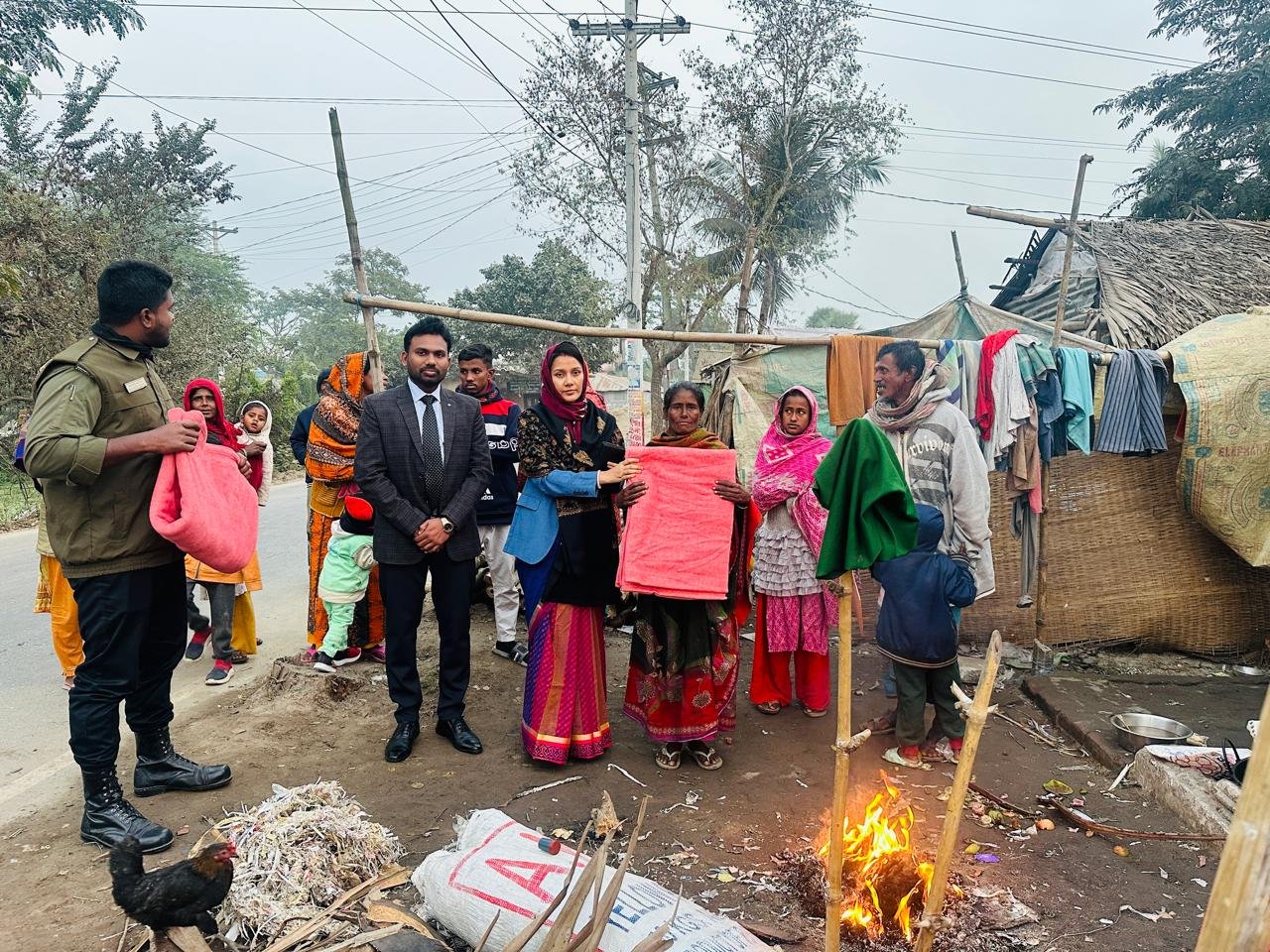 ডুমুরিয়া উপজেলা শীতার্তদের পাশে প্রশাসন: গভীর রাতে কম্বল নিয়ে দ্বারে দ্বারে ইউএনও