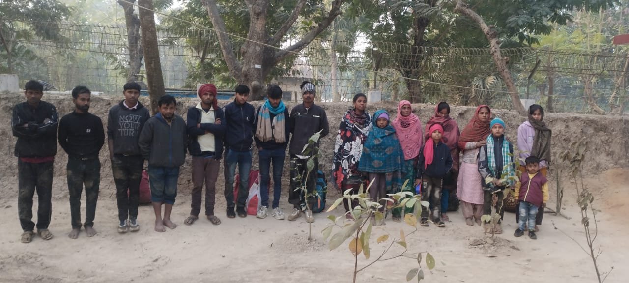 গোমস্তাপুর সীমান্ত দিয়ে ১৭ জনকে পুশইন করেছে বিএসএফ।