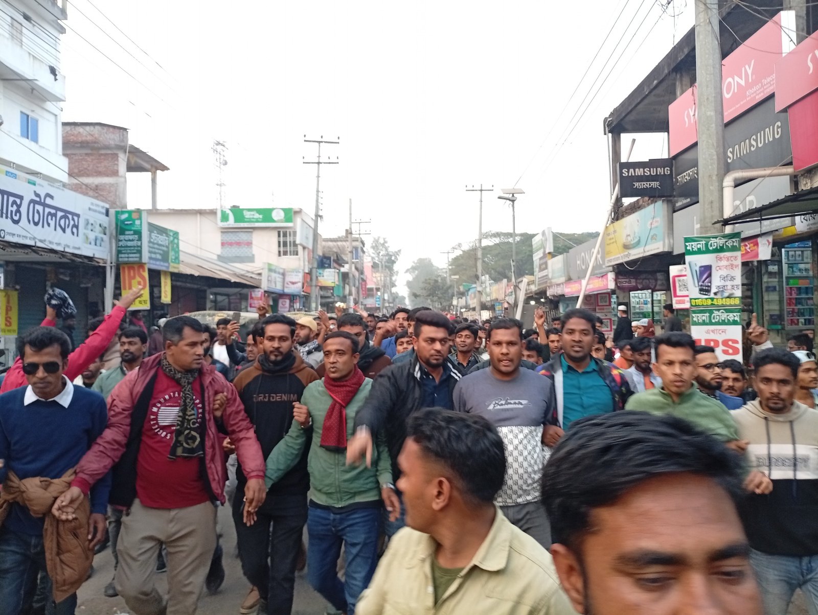 হাতিয়ায় কোস্ট গার্ডের বিরুদ্ধে অস্ত্র দিয়ে ফাঁসানোর অভিযোগ : বিএনপির অঙ্গসংগঠনের বিক্ষোভ মিছিল