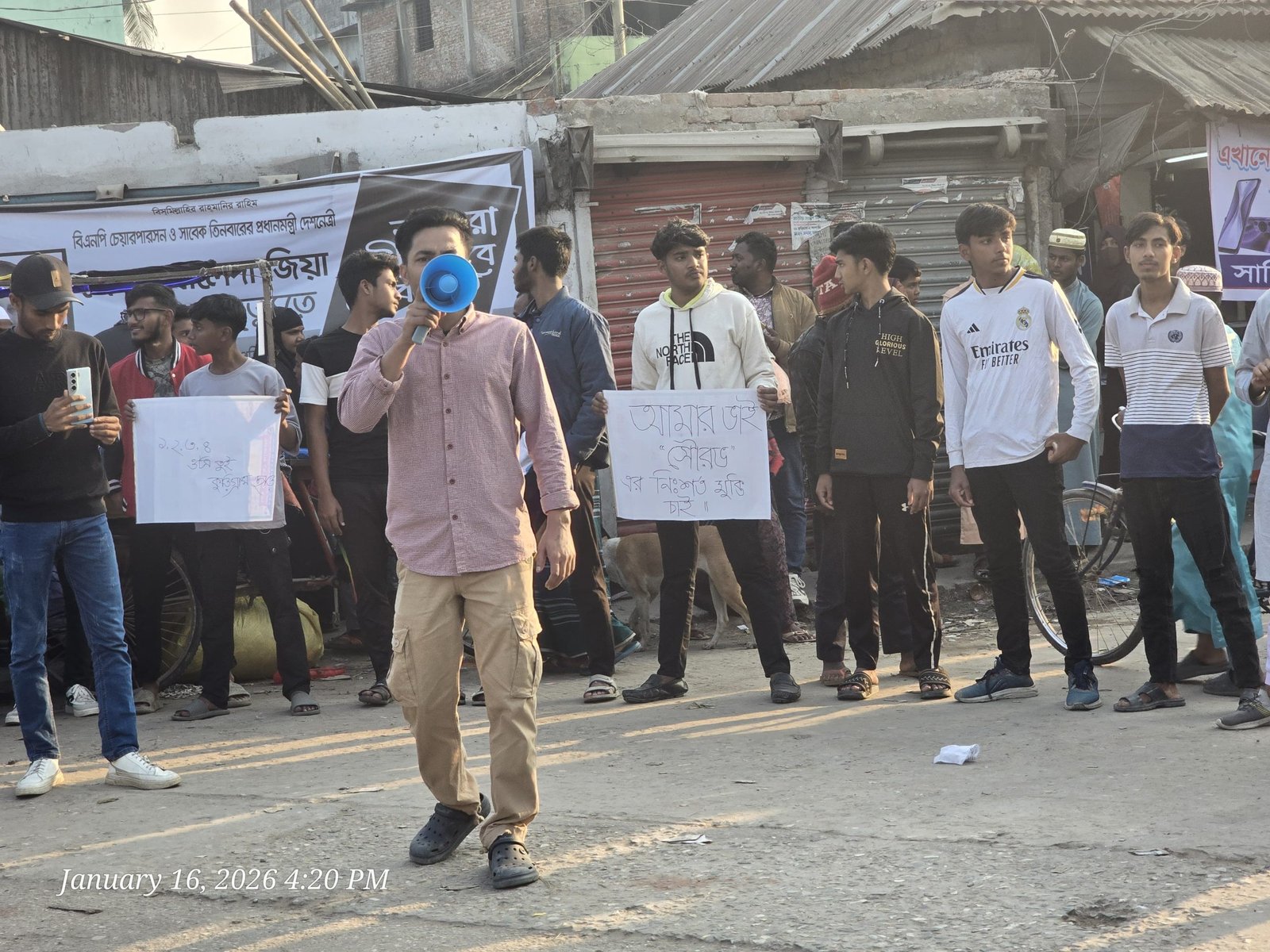 বৈষম্যবিরোধী ছাত্র আন্দোলনের সংগঠক সৌরভকে ‘মিথ্যা’ অভিযোগে গ্রেপ্তারের প্রতিবাদ; ফুলবাড়ী ওসির অপসারণ ও নিঃশর্ত মুক্তির দাবিতে উত্তাল ফুলবাড়ী জিরো পয়েন্ট