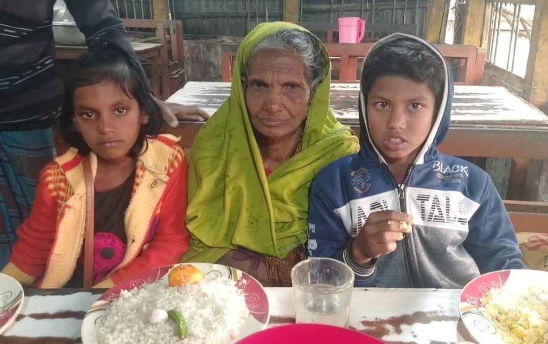 কুড়িগ্রাম ছাড়া আর কিছুই বলতে পারেন না বৃদ্ধ: নাতনিদের নিয়ে জামালপুরে মানবিক সহায়তার অপেক্ষা