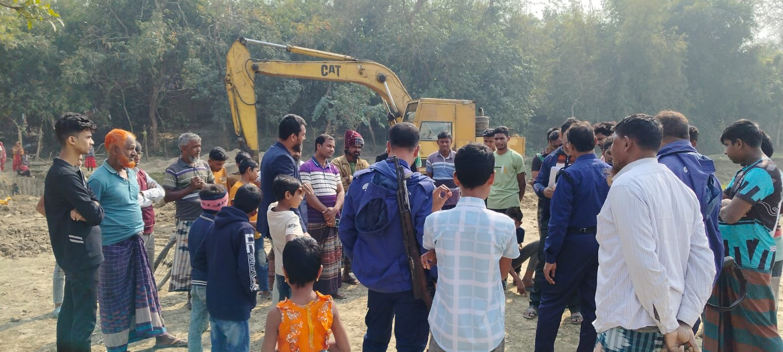 শনিবার নদীপাড়ের কৃষিজমি থেকে অবৈধ মাটি কাটায় ১ লাখ টাকা জরিমানা। 