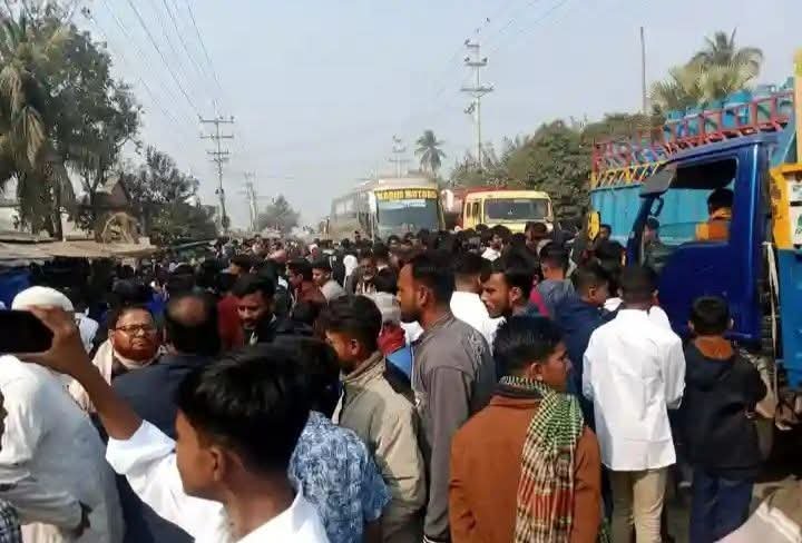 ডুমুরিয়ার খর্নিয়া মাধ্যমিক বিদ্যালয় শিক্ষার্থী রাস্তা অবরোধ করে প্রতিবাদ।