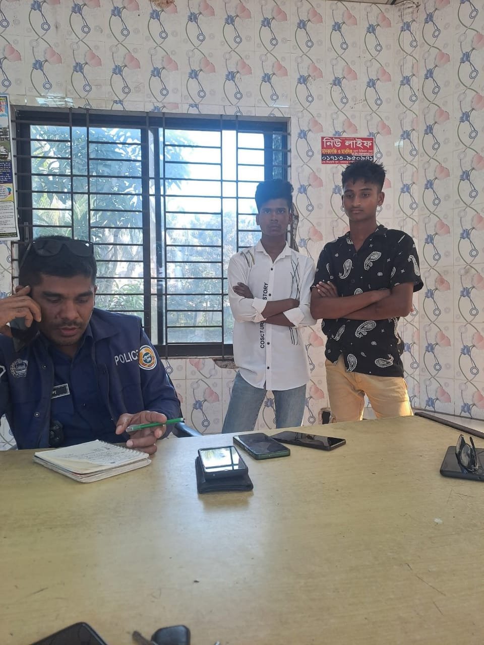  চরফ্যাশনে কিশোর গ্যাংয়ের দুই সদস্য আটক, থানায় সোপর্দ