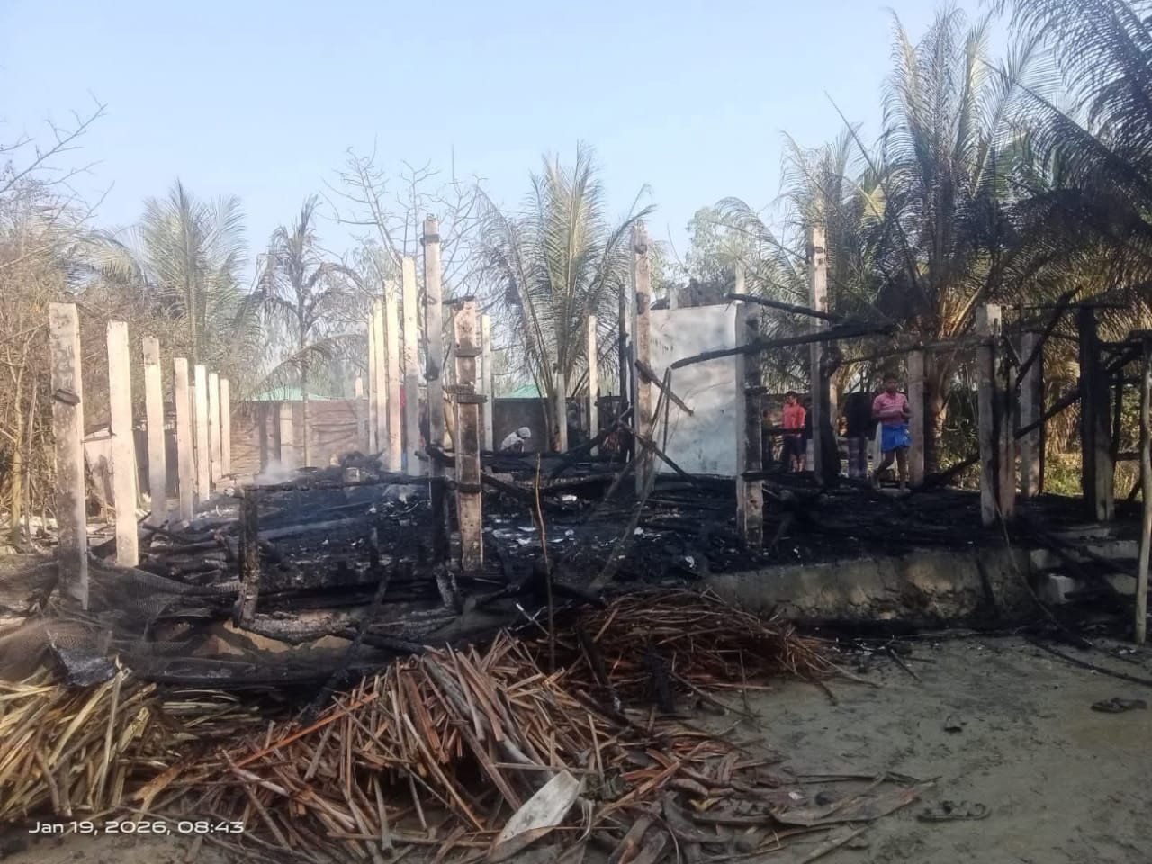 চকরিয়ায় আগুনে পুড়ে বসতঘর ছাই