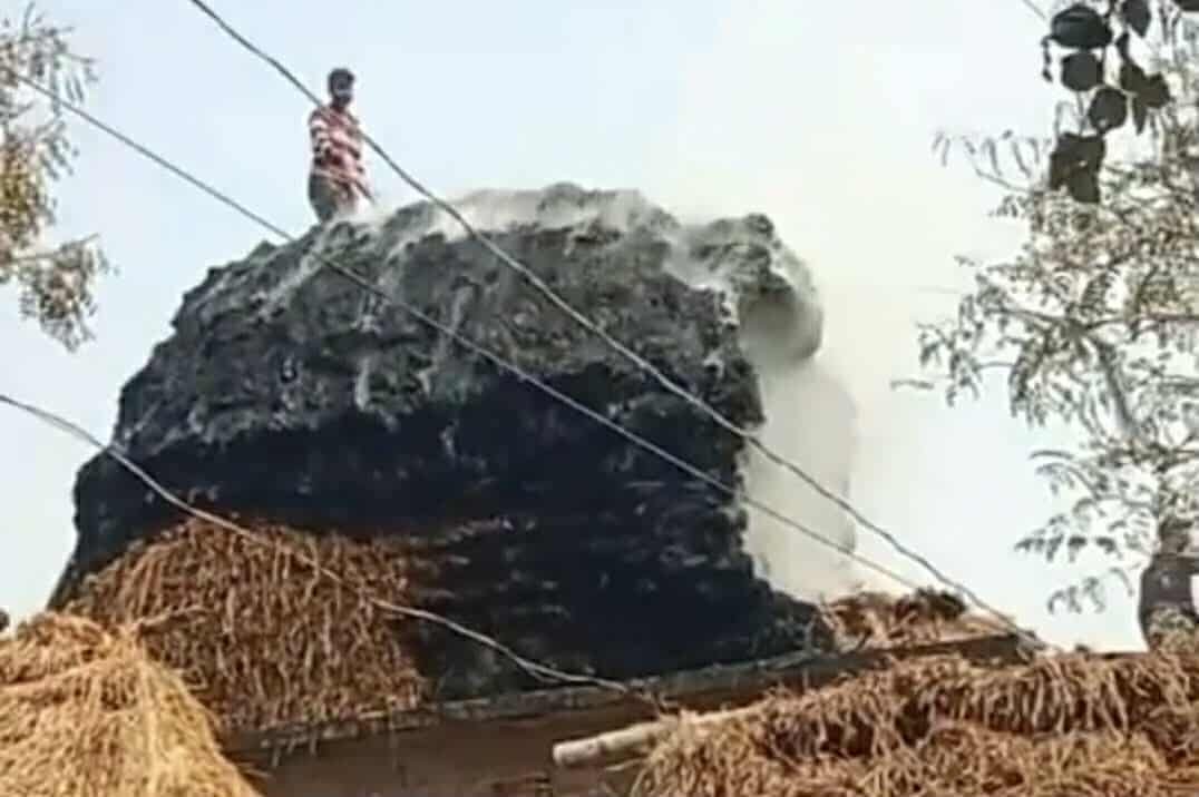 নাচোলে অগ্নিকান্ডে খড়ের গাদা ভস্মীভূত 