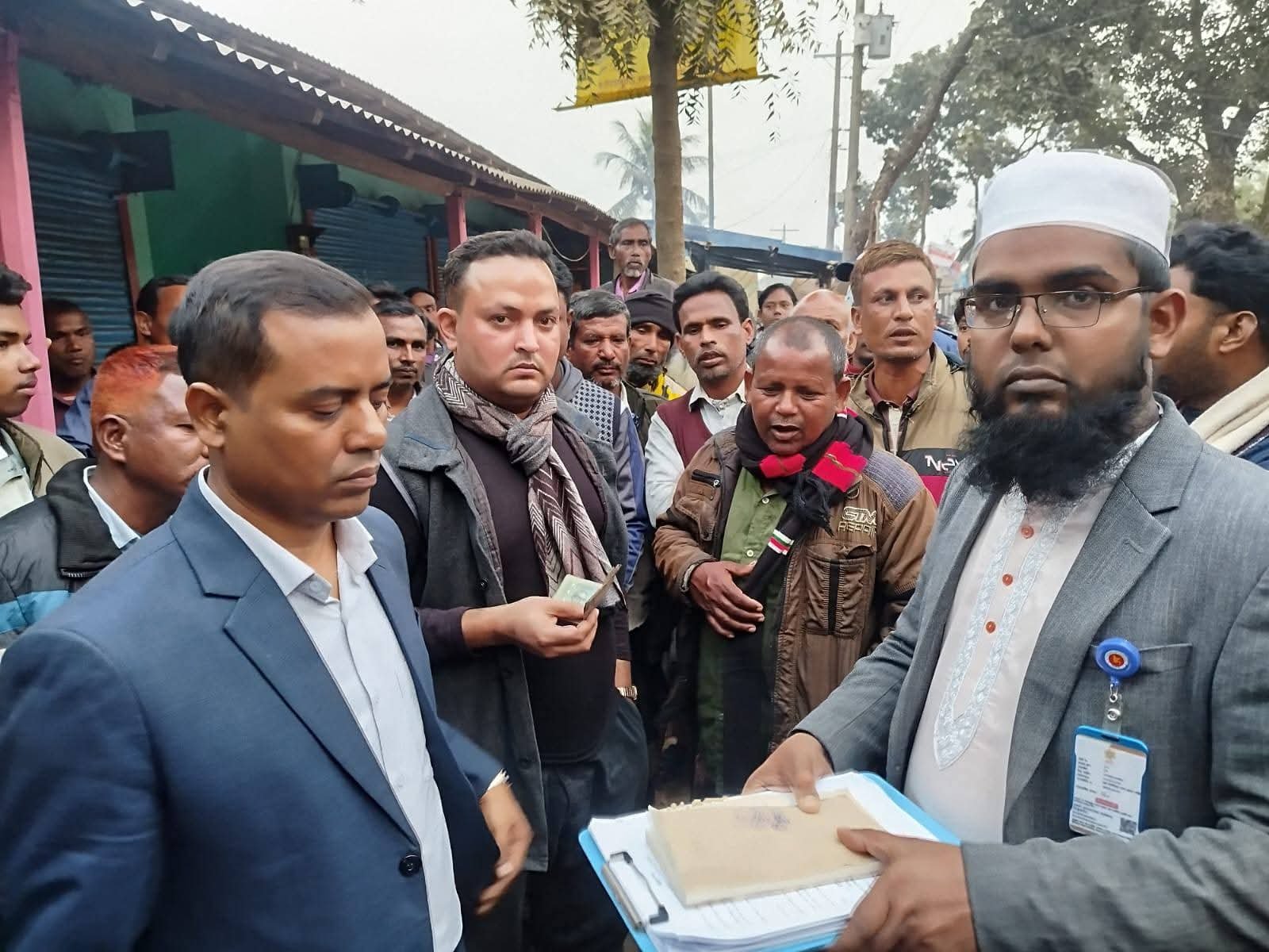 রাণীশংকৈলে ভেজাল বালাইনাশক ও অবৈধ সার মজুদের বিরুদ্ধে অভিযান, ৪ প্রতিষ্ঠানকে জরিমানা