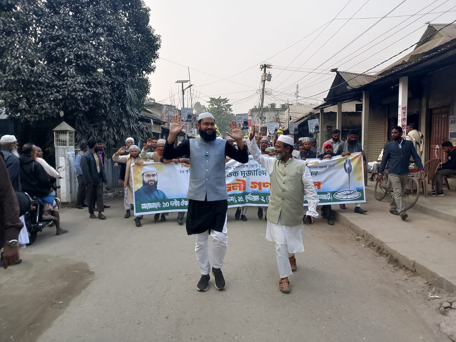 ফুলবাড়ীতে ১০ দলীয় জোটের মনোনীত শাপলা কলি মার্কার নির্বাচনী গণজোয়ার