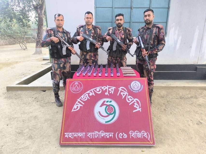 শিবগঞ্জ সীমান্তে ৫৯ বিজিবি’র অভিযানে বিপুল পরিমাণ নেশাজাতীয় পণ্য জব্দ 