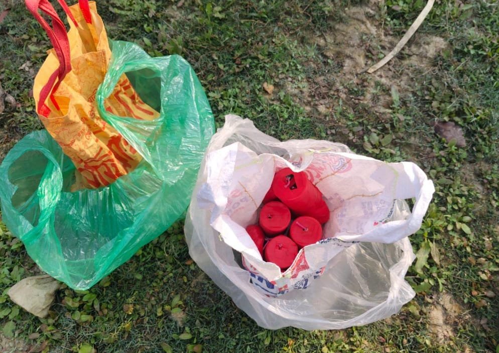 চাঁপাইনবাবগঞ্জের গোমস্তাপুর উপজেলায় পুনর্ভবা নদীর তীর থেকে ককটেল সাদৃশ্য বস্তু উদ্ধার করেছে পুলিশ।