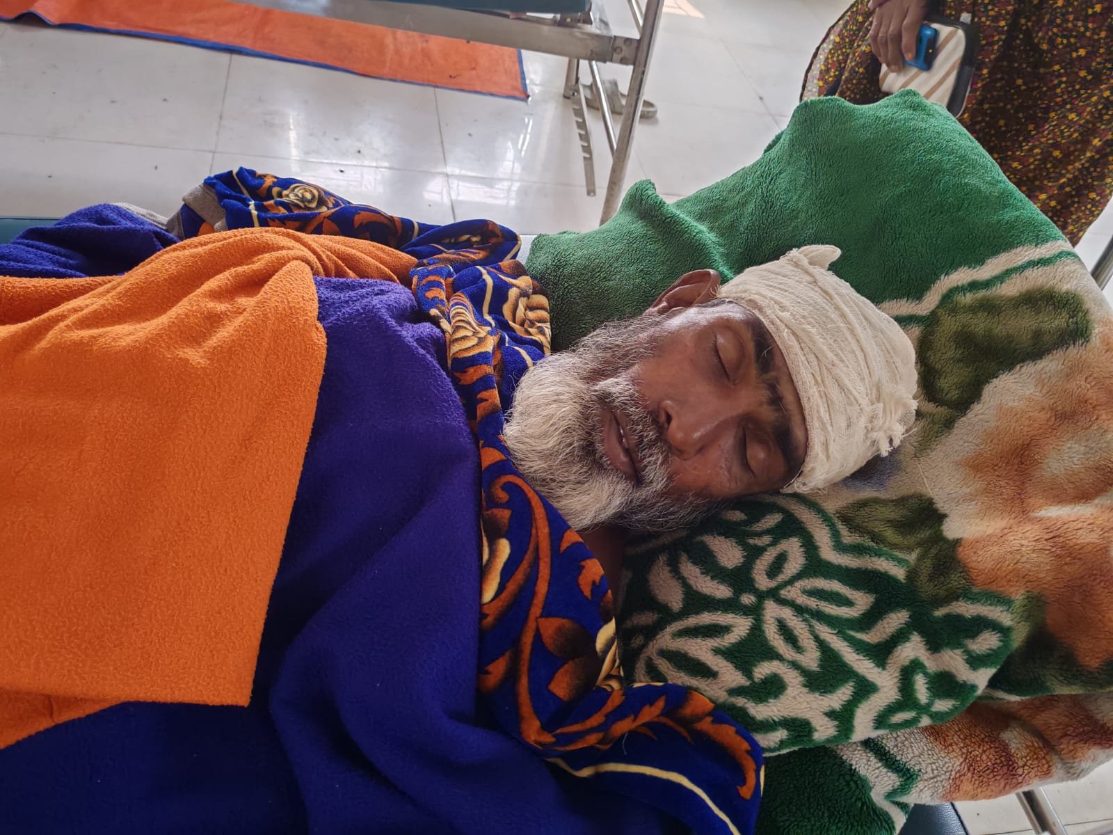 ডুমুরিয়ায় জমি নিয়ে বিরোধে রাম দায়ের কোপে গুরুত্ব আহত ৩