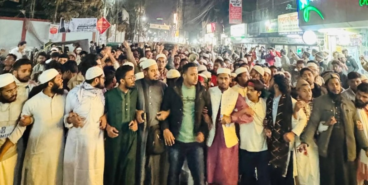 শহীদ শরিফ ওসমান হাদি হত্যার বিচারের দাবিতে আন্দোলনরত ইনকিলাব মঞ্চের ওপর হামলার প্রতিবাদে কিশোরগঞ্জে ছাত্র জনতার বিক্ষোভ