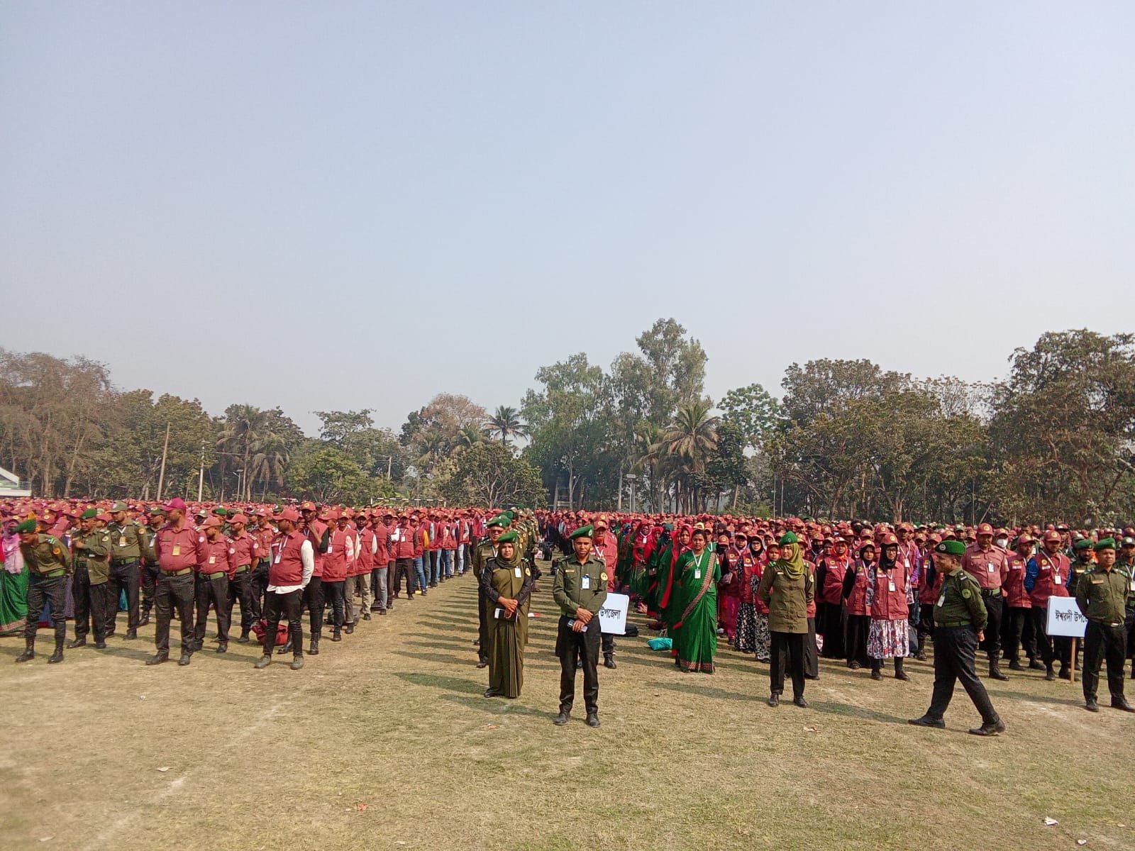 পাবনা জেলায় আটঘরিয়া মিনি স্টেডিয়ামে আনসার ও গ্রাম প্রতিরক্ষা বাহিনীর হাজিরা প্যারেড অনুষ্ঠিত হয়