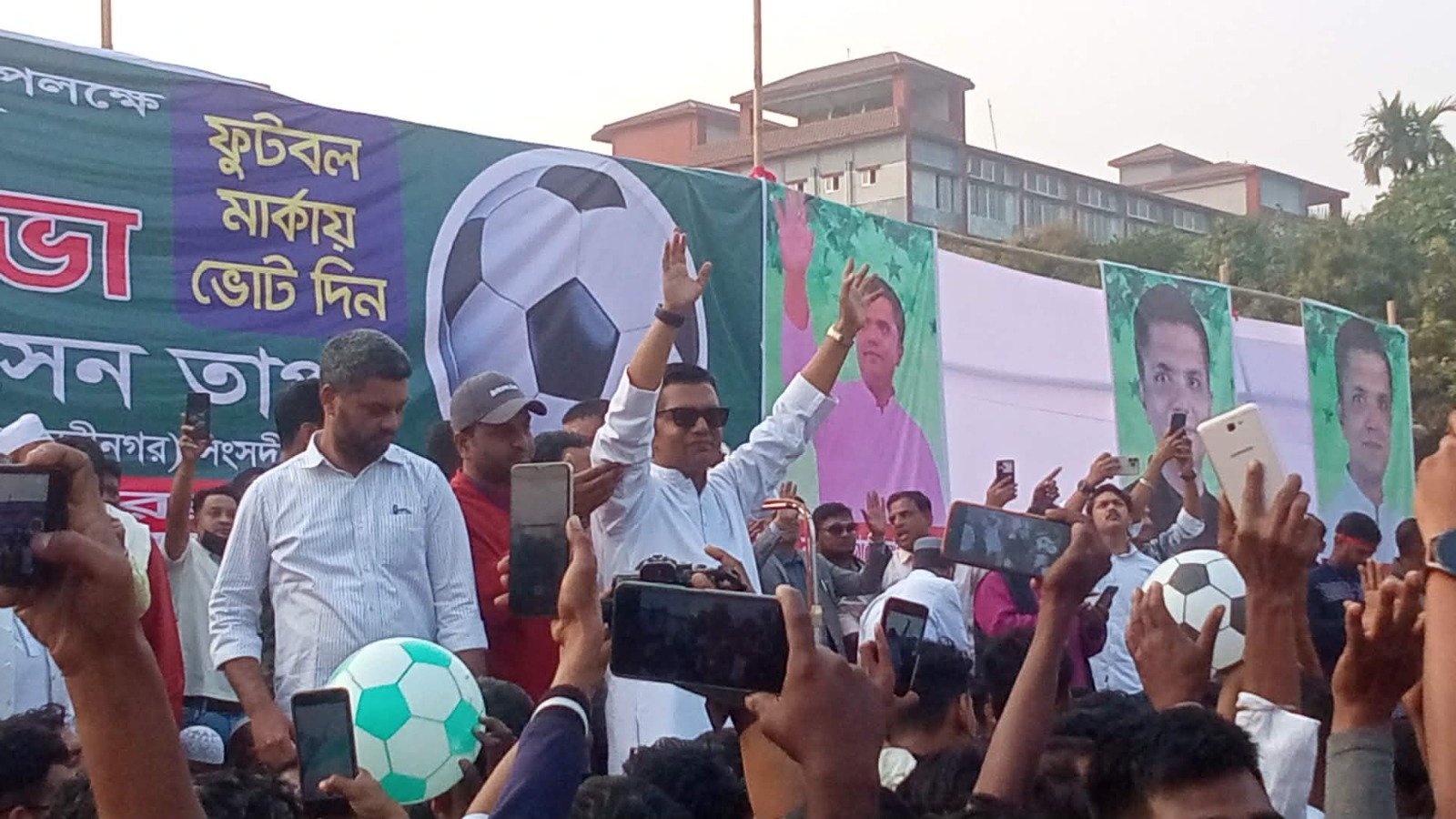 আমার কোনো দলের হাত নেই, আমার মাথায় আছে নবীনগরবাসীর হাত - স্বতন্ত্র প্রার্থী তাপস
