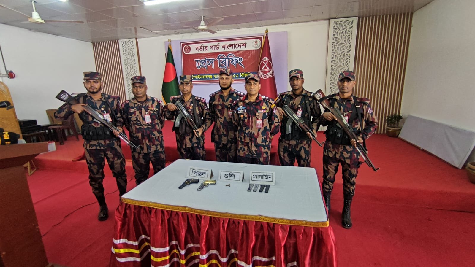 চাঁপাইনবাবগঞ্জ ৫৩ বিজিবি টহলদল কর্তৃক অস্ত্র ও গোলাবারুদ জব্দ 