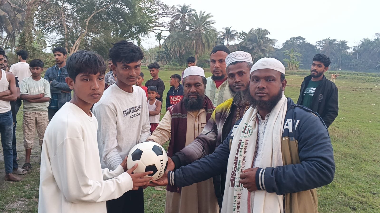 কুড়শাইল আড়পাড়ায় জামায়াতে ইসলামীর ব্যতিক্রমী উদ্যোগ, সাধারণ খেলোয়াড়দের মাঝে ফুটবল বিতরণ
