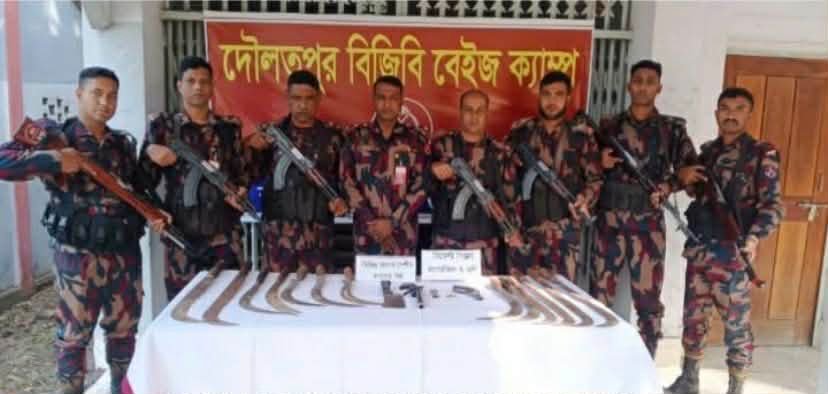 সীমান্তে কড়া নজরদারি: দৌলতপুরে রাতের অভিযানে আগ্নেয়াস্ত্র ও ধারালো অস্ত্র উদ্ধার