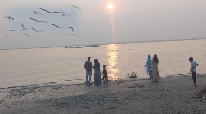'ফুল ফুটুক আর না-ই ফুটুক, আজ বসন্ত'