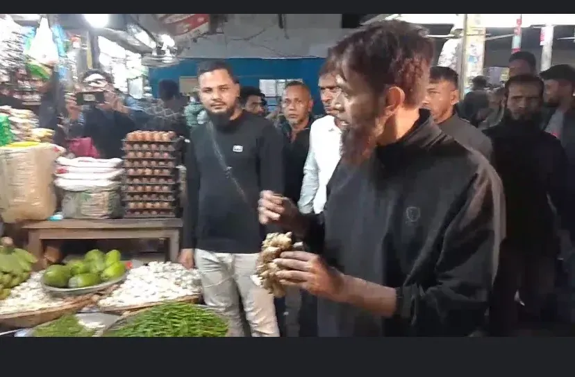 রমজান সামনে রেখে কুষ্টিয়া পৌর বাজারে জেলা প্রশাসকের আকস্মিক পরিদর্শন।