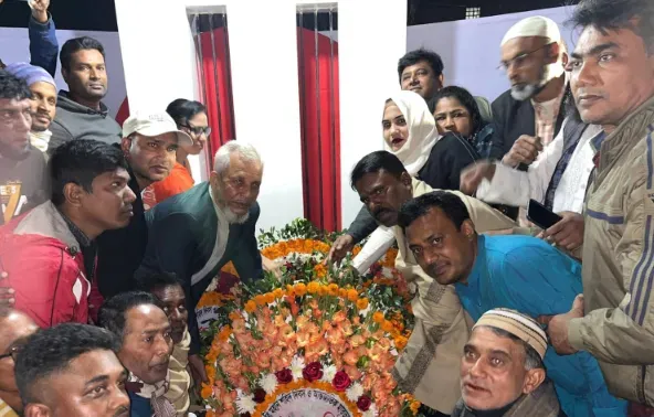 কাশিয়ানীতে শহীদ দিবস ও আন্তর্জাতিক মাতৃভাষা দিবসে শহীদ মিনারে জনতার ঢল