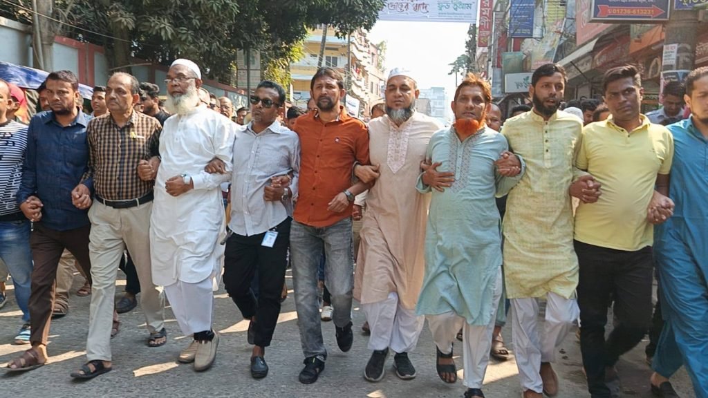 অবৈধ ফুটপাত দখল ও হামলার প্রতিবাদে কিশোরগঞ্জে ব্যবসায়ীদের শাটডাউন